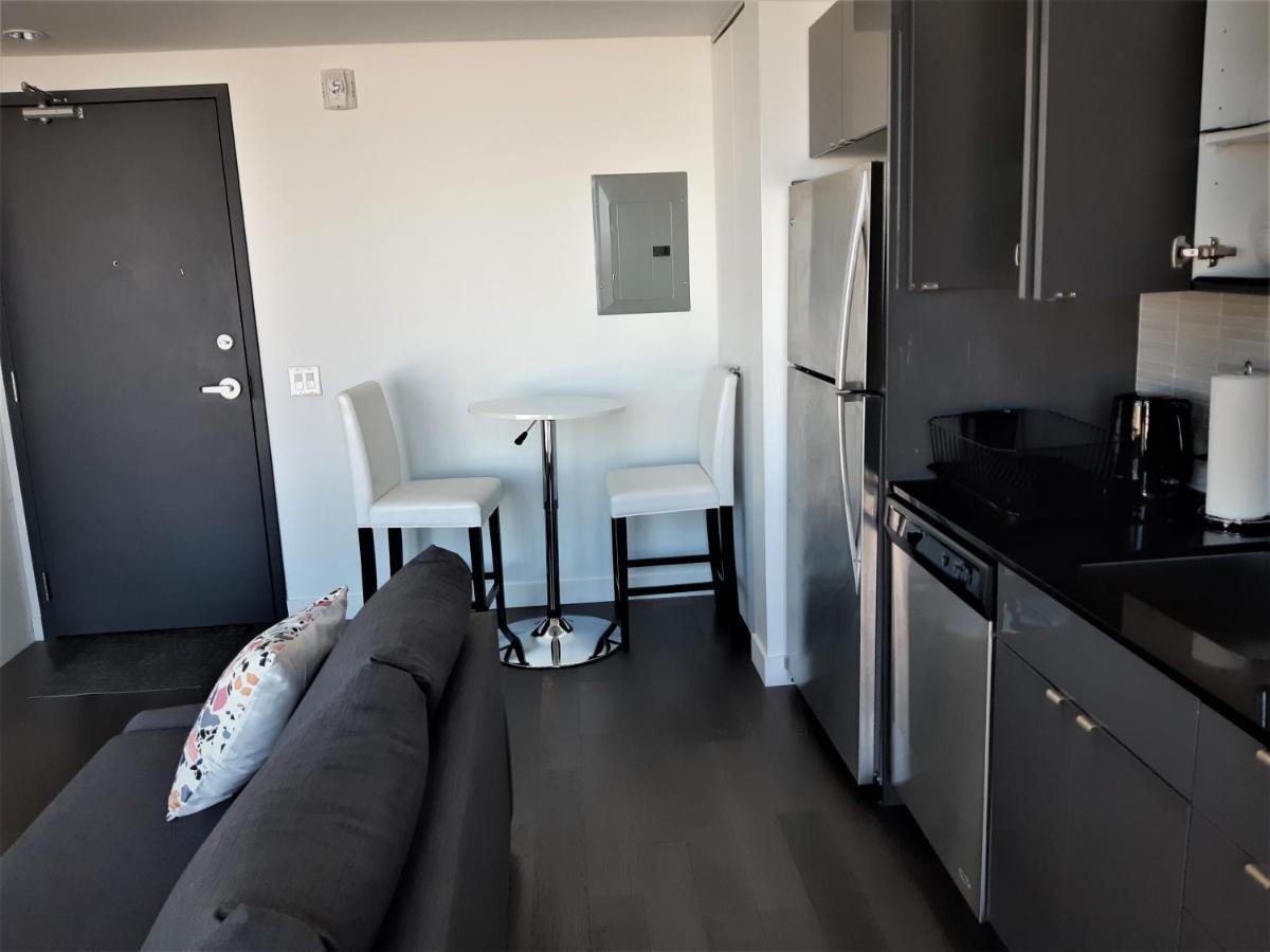 Cozy Skyline In Downtown, Across Canada Life Centre Apartment